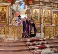 В канун Недели Крестопоклонной было совершено Всенощное бдение с чином выноса Честного и Животворящего Креста Господня в главном соборе края